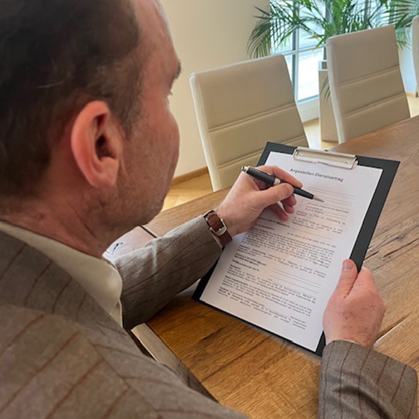 Wirtschaftsberater Volkmar Zink prüft Dienstverträge